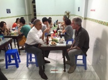 ว้าว!“โอบามา”ในวันชิลล์  นั่งกินเฝอกับเชฟดังที่เวียดนาม