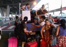 น้ำใจงามคือไทย!! หนุ่มช่วยนักท่องเที่ยวหลังเจอรถตู้ทิ้งไว้กลางทาง