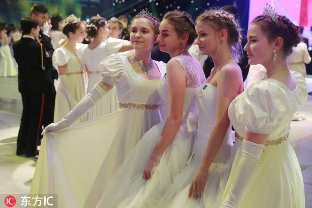 ส่องงานเลี้ยงเต้นรำของนักเรียนเตรียมทหารรัสเซีย หรูหราอลังการเว่อร์!