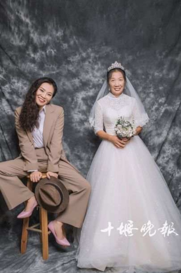 สาวจีนหวังคืนรอยยิ้ม แต่งเป็นเจ้าบ่าวถ่ายรูปแต่งงานกับแม่ แทนพ่อที่เสียชีวิต!