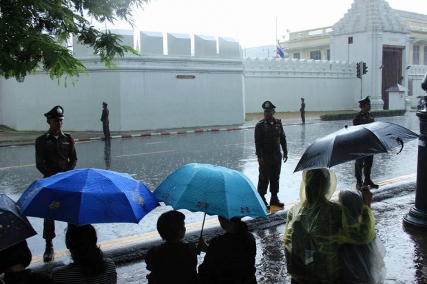 ชาวเน็ตชื่นชมตำรวจยืนตากฝน เฝ้าอารักขา บริเวณหน้าพระบรมมหาราชวัง