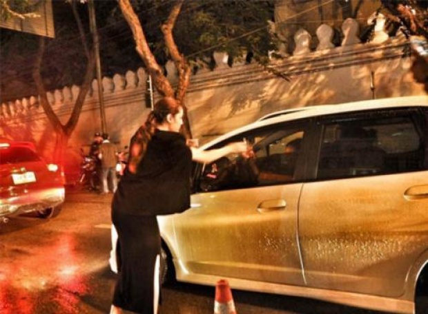 เธอคือใคร ? สาวยืนตากฝนแจกของกินให้ประชาชนที่มาสนามหลวง ! 