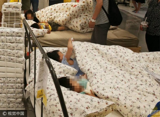 สบายจริง หลับลึกจริง! ชาวจีนแห่ยกครัวนอนตากแอร์โซนเฟอร์นิเจอร์ห้างIKEA
