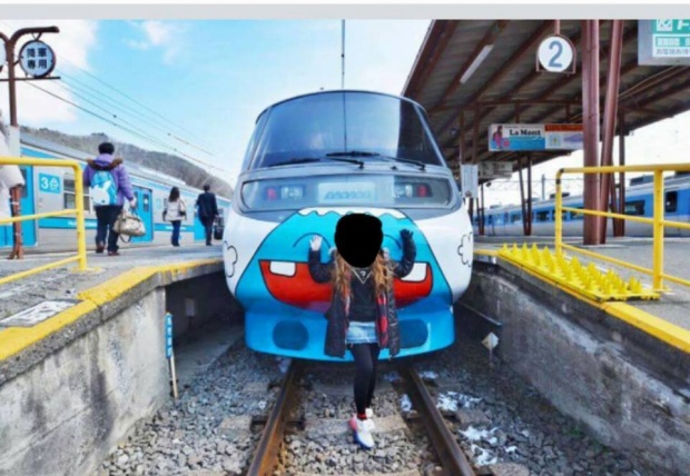 จวกยับอีกรอบ!! หลังสาวไทยลงไปถ่ายรูปกับรถไฟญี่ปุ่นแบบนี้