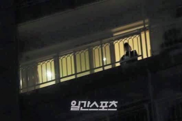 ภาพถ่าย Jonghyun บนระเบียงอพาร์ตเมนต์ของเขาก่อนที่จะเสียชีวิต