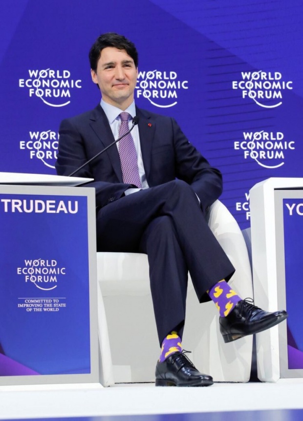 นายกฯ แคนาดา กับการประชุมแต่ละครั้ง มีคนคอยลุ้นว่า ใส่ถุงเท้าลายอะไร?