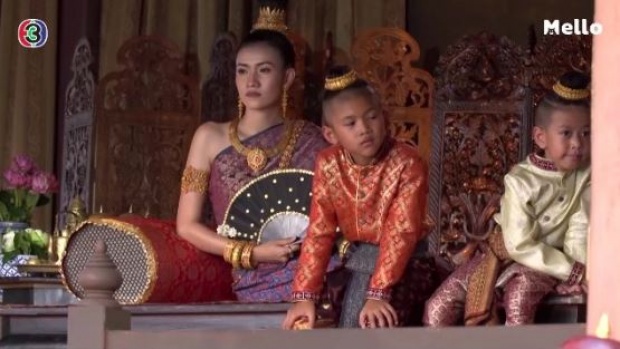 เปิดประวัติ!! หญิงงามชุดไทยสีม่วงโบราณ ที่นั่งกับเด็กชายมัดจุก ในบุพเพสันนิวาส