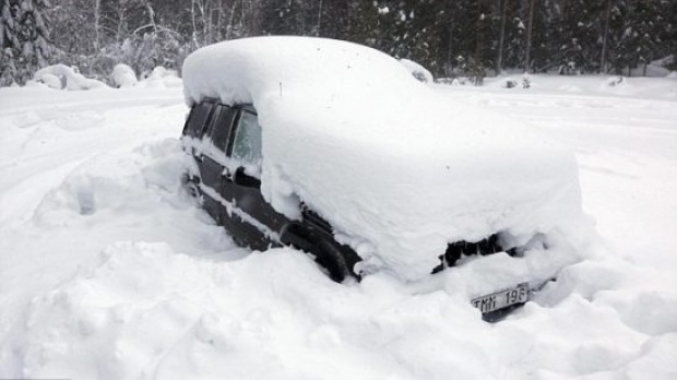 เหลือเชื่อ! เจ้าหน้าที่เร่งช่วยคนติดในรถถูกหิมะถม 2 เดือนเต็ม! เปิดเห็นสภาพภายในช็อก!