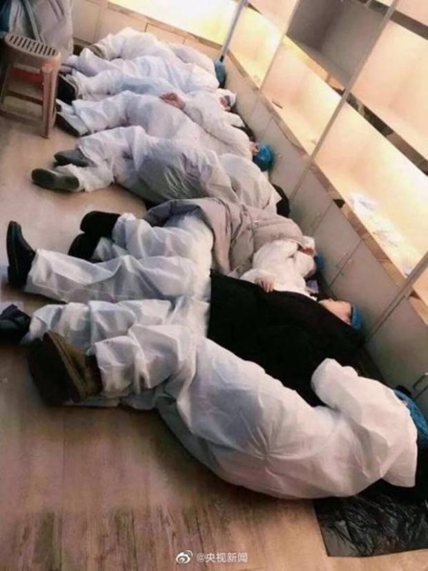 ชาวเน็ตเปิดภาพที่นอนของทีมแพทย์ในอู่ฮั่น เหน็ดเหนื่อยสลบไสลตามเก้าอี้