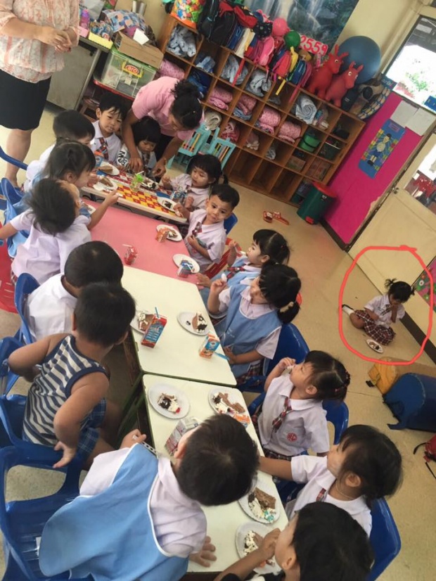 สมควรหรือ?? แม่เด็กหญิงวัย 2 ขวบเดือด! โพสต์ภาพลูกนั่งกินขนมกับพื้น ที่โรงเรียนคนเดียว