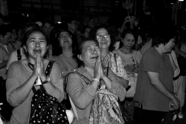 ประมวลภาพ บรรยากาศ พสกนิกรชาวไทย อาลัยพระบาทสมเด็จพระเจ้าอยู่หัว