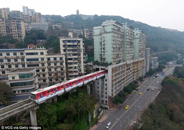 งงเลยเด้!! สถานีรถไฟฟ้าสุดเท่จากจีน ถูกสร้างให้อยู่ภายในตึกสูง 19 ชั้น!! (มีคลิป)