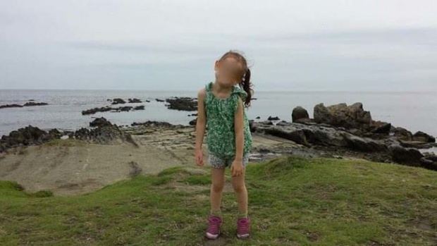แทบทรุด!! พ่อถ่ายรูปให้ลูกสาว ขณะไปเที่ยวทะเล พอซูมรูปเข้าไปใกล้ๆ ถึงกับช็อกรีบเก็บของกลับบ้านด่วน!