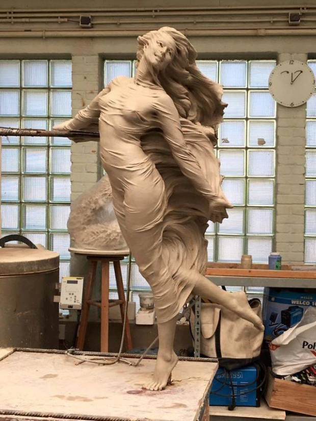 ศิลปินสาวค่อยๆแกะสลักรูปปั้น หญิงสาวงาม พอทำเสร็จ เเทบไม่อยากจะเชื่อสายตา!