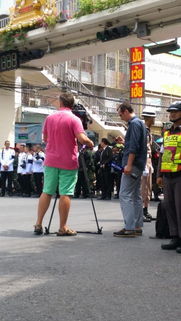 วิจารณ์หนัก นักข่าวต่างประเทศ สวมชุดไม่ดูกาลเทศะ กางเกงขาสั้น สีฉุดฉาด