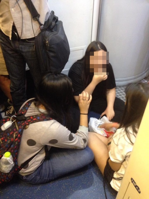 วิจารณ์ขรม!!! แก๊งสาวเมินดราม่านั่งพื้น ตั้งวงกินอาหารบน BTS สุดฟิน
