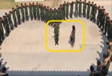 กองพันสีชมพู!!ทหารเซอร์ไพรส์ขอแฟนแต่งงาน ครูฝึกช่วยจัดแถวเป็นรูปหัวใจ(คลิป)