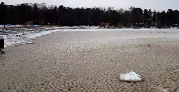 ปรากฏการณ์ปริศนา จู่ๆบอลน้ำแข็งลึกลับนับพันลูก เกยเต็มหาด ไม่มีใครรู้ว่ามาจากไหน? (มีคลิป)