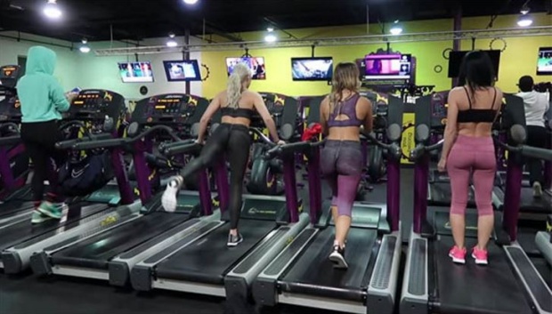หญิงสาว 2 คน ออกกำลังกายในฟิตเนส แต่เธอกำลังทำในสิ่งที่ไม่มีใครอยากจะเชื่อ? (มีคลิป)