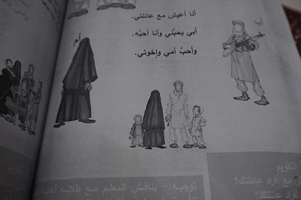 นี่มันล้างกระบวนการสมองชัดๆ มาดูหนังสือเรียนที่‘ISIS’ ใช้ปลูกฝังเด็กๆ ให้เข้าร่วมกองทัพ..!!