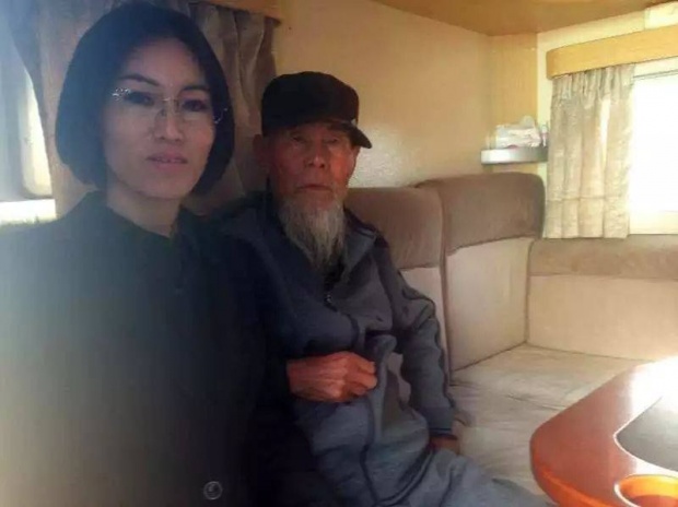 หัวใจนางฟ้า! หญิงชาวจีน อุปการะชายชราที่นอนอยู่ข้างถนนวัย 90 ปี มาเลี้ยงนานกว่า 5ปี
