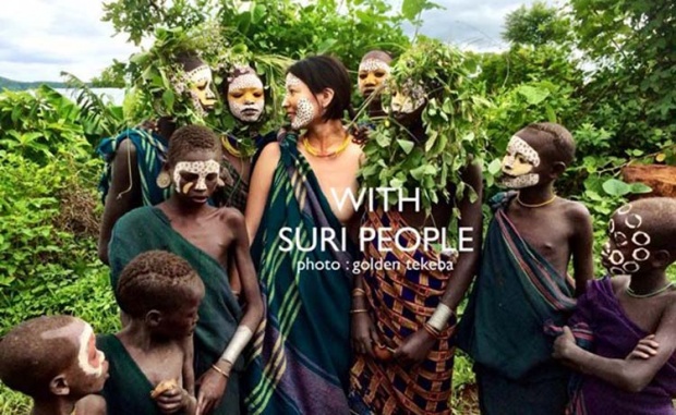 ช่างภาพสาว เยือนชนเผ่าแอฟริกา ยอมแก้ผ้า เพื่อความกลมกลืนกับชนพื้นเมือง