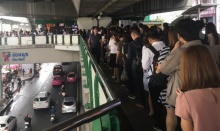 แน่นไปอีก! ผู้โดยสารแห่ใช้บริการ BTS แถวยาวไปถึงด้านล่างสถานี!!