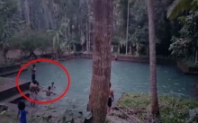 หนุ่มวัยรุ่น 10 คน ลงเล่นน้ำในบ่อเก่ากลางป่า สุดท้ายเกิดเรื่องไม่คาดฝันจังๆ !!!