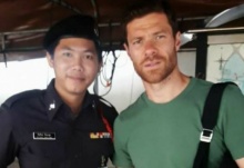 โซเชียลแตก!’ชาบี อลอนโซ่’มาเที่ยวพักผ่อนเมืองไทย เผยภาพถ่ายคู่ตำรวจที่วัดพระแก้ว