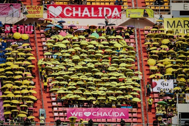 ถึงเหนื่อยก็สู้!! ชาวเน็ตแห่ชม “มิ้นต์ ชาลิดา” อยู่เซลฟี่กับแฟนๆกว่า 300 คน หลังงานบอลช่อง