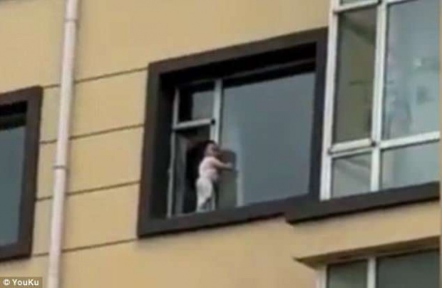 เสียววาบ! ระทึกเด็กน้อยหัดเดิน ปีนขอบหน้าต่างตึก 5 ชั้น ไต่เล่นไปมาหัวใจจะวาย!