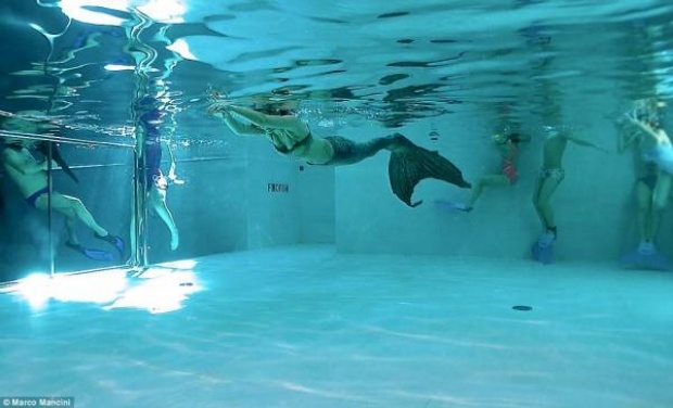 กล้าว่ายไหม? สระว่ายน้ำลึกที่สุดของโลก 40 เมตร เท่ากับตึก 14 ชั้น อลังการมาก!