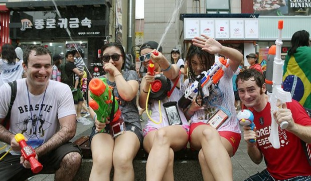 ชาวเน็ตสงสัย!!ทำไม เทศกาลปืนฉีดน้ำเกาหลี คล้ายกับประเพณีสงกรานต์