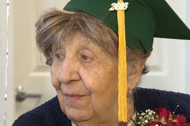 ซึ้ง! สานฝันคุณยายอายุ 100 ปี ด้วยวุฒิมัธยมศึกษาที่รอคอยทั้งชีวิต (คลิป)