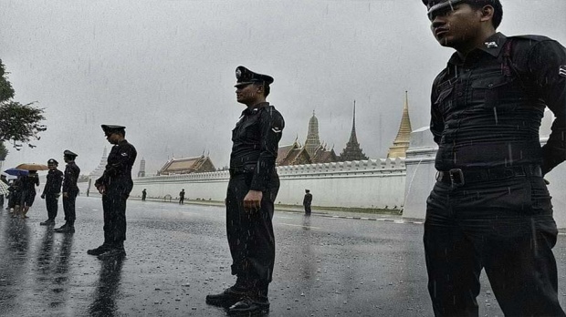 ตำรวจไทยน่ายกย่อง! ยืนปฏิบัติหน้าที่ท่ามกลางสายฝน ถวายอารักขา หน้าพระบรมมหาราชวัง