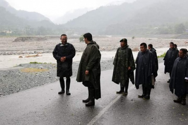 นี่คือภาพที่ยืนยันกษัตริย์จิกมีแห่งภูฏาน ทรงงานหนักเพื่อประชาชน โดยมีในหลวงรัชกาลที่ 9 เป็นแบบอย่าง
