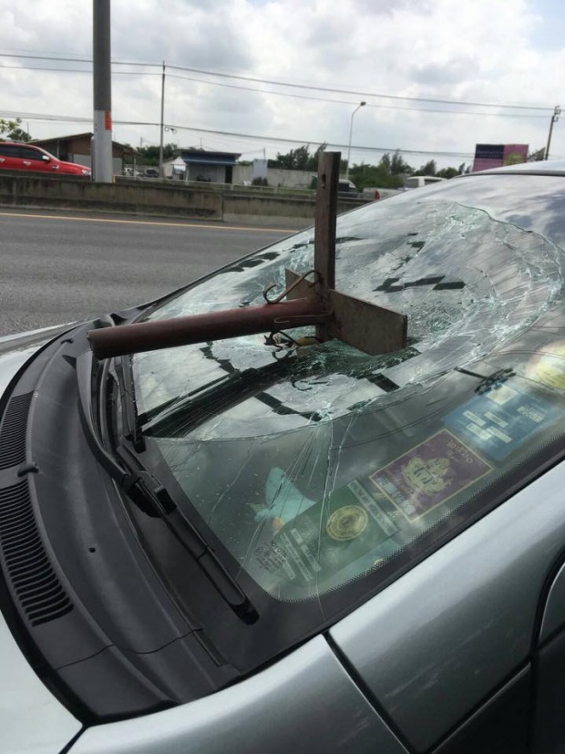 เพจดังโพสต์!!! ภัยร้ายจากรถขนของ เหตุเกิดจากขาตั้งร่มสนิมเขรอะเสียบรถกระจกแตกยับ!