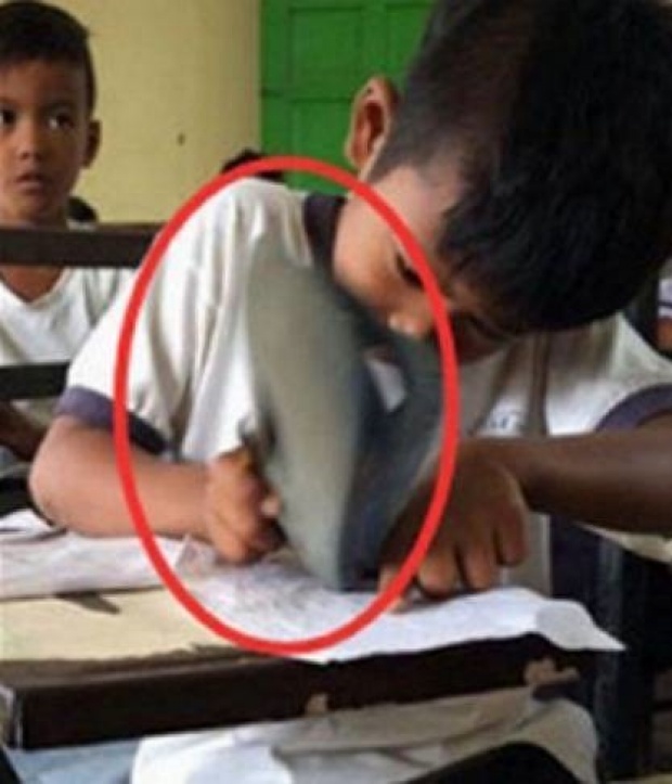 น้ำตาไหลพราก!! ครู เห็น เด็กชาย เอารองเท้าแตะวางบนโต๊ะเรียน จึงเรียกมาสั่งสอน แต่พอรู้ความจริง!!
