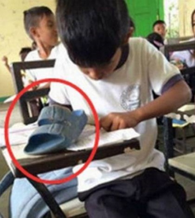 น้ำตาไหลพราก!! ครู เห็น เด็กชาย เอารองเท้าแตะวางบนโต๊ะเรียน จึงเรียกมาสั่งสอน แต่พอรู้ความจริง!!