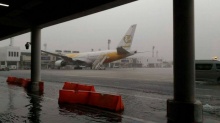 โซเซียลแห่แชร์!!คลิปน้ำท่วมลานจอดเครื่องบิน สนามบินดอนเมือง (มีคลิป)