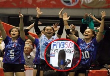 แอบสะใจ!!!สีสันกองเชียร์ลูกยางไทย กับช็อตเเขวะ FIVB!!