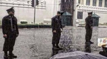 ตำรวจไทยน่ายกย่อง! ยืนปฏิบัติหน้าที่ท่ามกลางสายฝน ถวายอารักขา หน้าพระบรมมหาราชวัง
