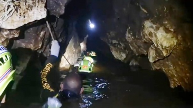 เปิดคลิปจริงจากในถ้ำ! อันตรายมืด-แคบ-น้ำลึก ที่ทีมหมูป่าตัวน้อยต้องเจอ! (คลิป)