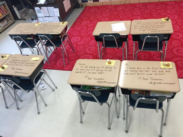 ภาพสุดซึ้ง! ครูเขียนข้อความบนโต๊ะสอบเพื่อให้กำลังใจเด็ก ช่วยลดความกังวล 