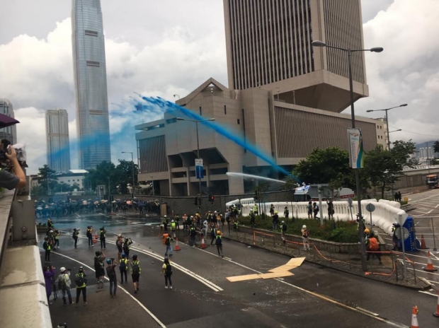  เพจดังไขความกระจ่าง เหตุใดตำรวจฮ่องกง ถึงใช้น้ำสีฟ้า สลายผู้ชุมนุม