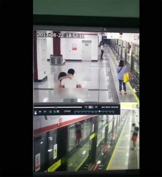 เสื่อม!! “คู่รัก” กอด - จูบ กลางสถานีรถไฟใต้ดิน แบบไม่แคร์สื่อ!!! (มีคลิป)