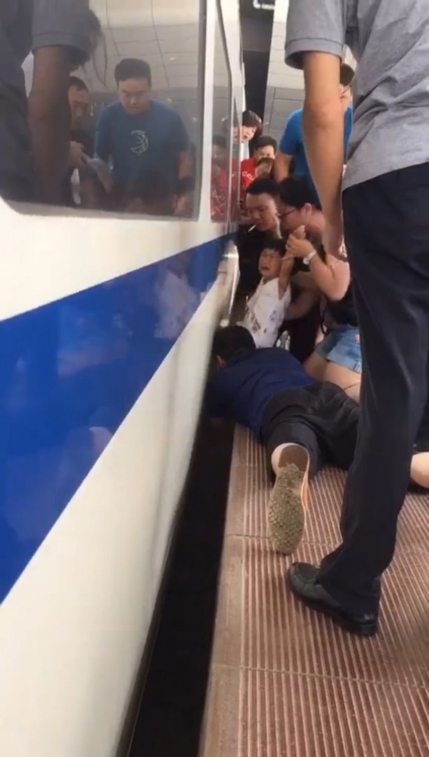 ระทึก!!! เด็กหญิง 3 ขวบ ร้องไห้โฮ พลัดตกลงไปในช่องว่างระหว่างชานชาลากับรถไฟ (มีคลิป)