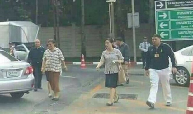 เป็นบุญตา!!! พระเทพฯ องค์หญิงของชาวไทย เดินข้ามถนนร่วมกับประชาชน ไปขายของร้านภูฟ้า