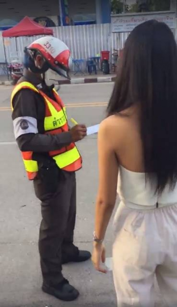 สาวไม่ยอม! โดนตำรวจจับล็อคล้อ เพราะจอดรถตรงแถบขาวดำ! (คลิป)