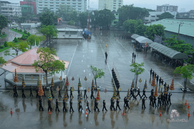 สายฝนไม่อาจทำให้หยุดซ้อมได้!! ส่องภาพเหล่าทหาร ฝึกขบวนพระบรมราชอิสริยยศ กลางสายฝน!